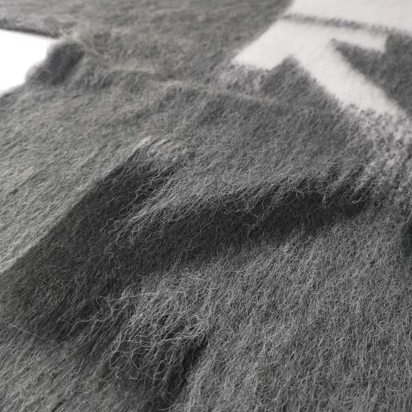 Additional details - the top tested version OFFWHITE (OW) Gradient Mohair Striped Arrow Sweater Hoodie Gradient Rendering Arrow Couple Knit Sweater Mohair sweater OW will be released every year🛒 The same style and ever-changing colors, really no girl doesn’t love it, it is super suitable for wearing under a down jacket in winter, and will not be bloated! If the lower body is missing, their favorite os version🙋🏻‍♀️ intuitively adds natural softness and fairy beauty effect, which is the best choice! The upper body is lightweight and does not weigh down the body while keeping warm. The sleeves and the gradient arrow parts on the back are repeatedly patterned until the gradient level is satisfied before large-scale products are released. The craftsmanship is extremely demanding. Each sweater is woolen at least ten times to give it a plush, thick feel and good fluffiness! ✅ Fabric composition: 50% mohair 32 spandex 18% wool, three-level anti-pilling Color: gray-white gradient Size: XS/S (positive European size, size is too large) ⚠️Sweater cleaning method: Mohair is not the same as ordinary short-sleeved sweaters, and it is also different from other thick-line sweaters! Mohair is lighter and softer, so be careful not to machine wash it, not machine washable! ! emphasize! !  ⚠️Hand wash with warm water and cold water P:440